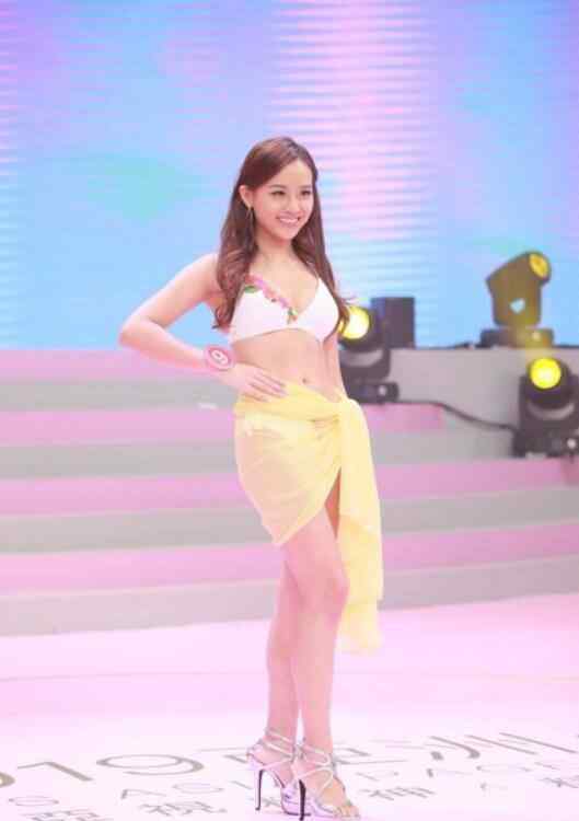 亚洲小姐泳装 亚洲小姐选美泳装被指尺度大，选手整理衣服意外走光，被指心机深