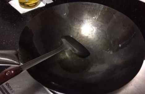 熟铁锅和生铁锅的区别 “生铁锅”与“熟铁锅”原来区别这么大！家里炒菜用哪种锅比较好呢？