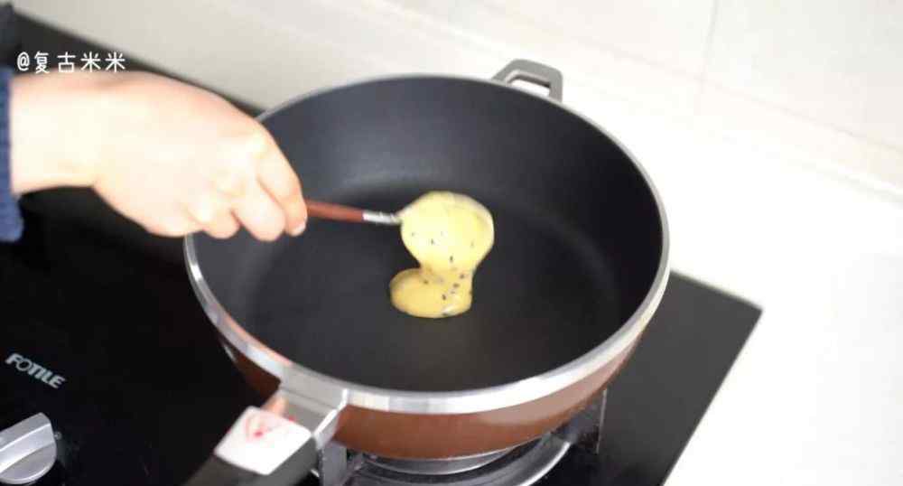平底锅鸡蛋卷 平底锅也能做蛋卷，而且很香很松脆哦