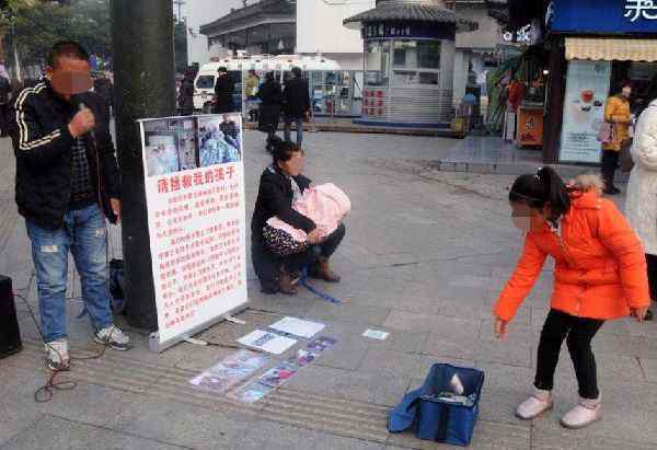 乞丐捐钱 5岁女孩想给乞丐捐钱，却遭到妈妈反对，孩子妈：善良也要分人