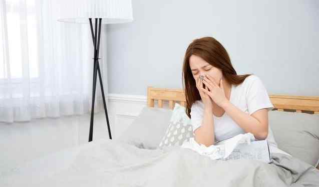 早上起来咳嗽是什么原因 晚上睡觉前咳嗽和早上起来咳嗽，是身体那里不好的信号？一文读懂