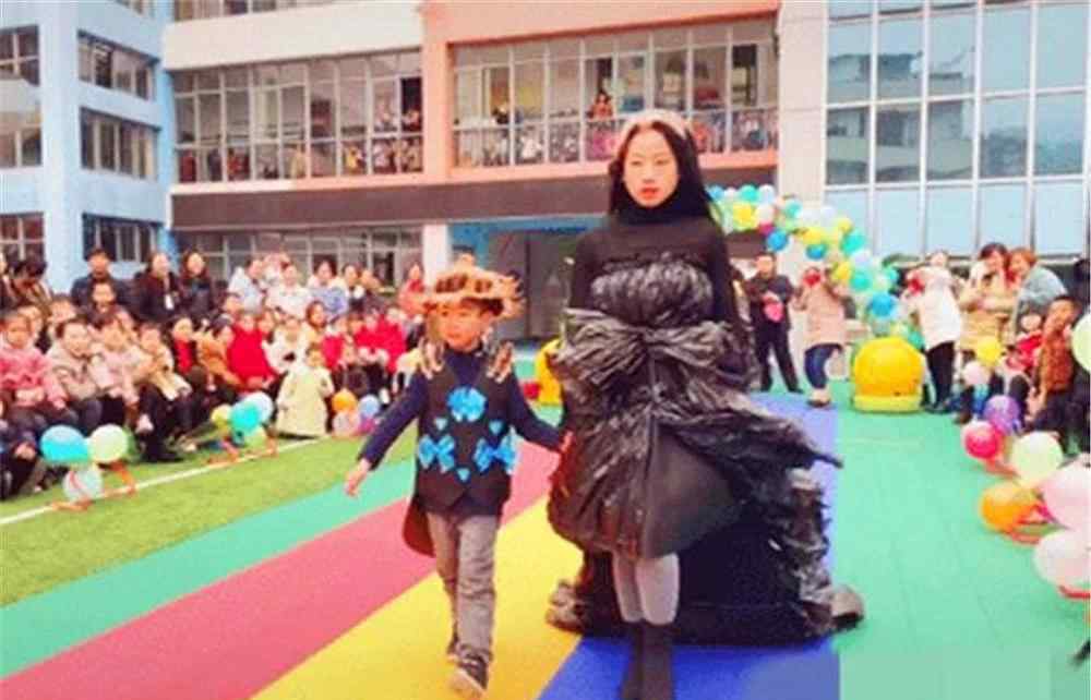 幼儿环保时装秀 幼儿园办环保时装秀，辣妈穿“垃圾袋裙”走红，没点本事咋敢当妈