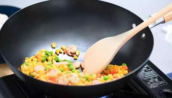 熟铁锅和生铁锅的区别 “生铁锅”与“熟铁锅”原来区别这么大！家里炒菜用哪种锅比较好呢？