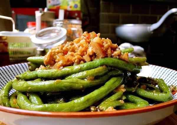 长豆角没熟会中毒吗 豆角没煮熟，会出现食物中毒？烹饪时做好2步，不用担心安全问题