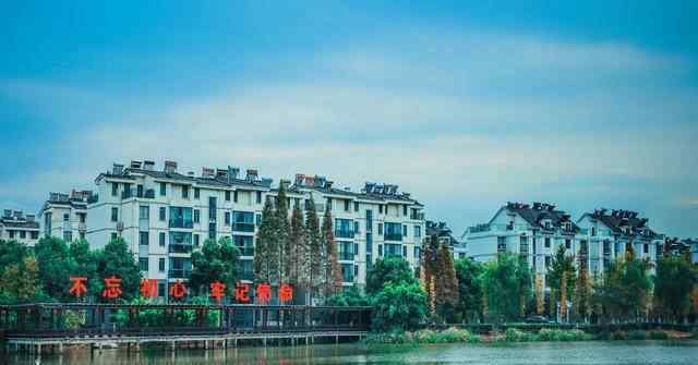 华西村企业 中国最传奇村庄，曾富比华西村，开办256家企业，却因一人走向衰败