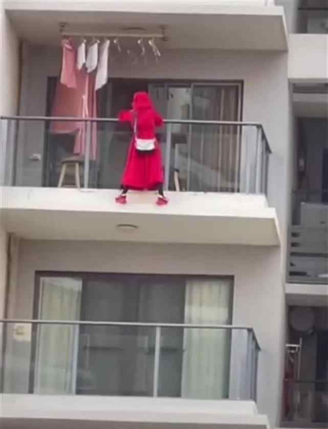 网传三亚红衣女子阳台外跳舞拍视频坠亡？警方回应