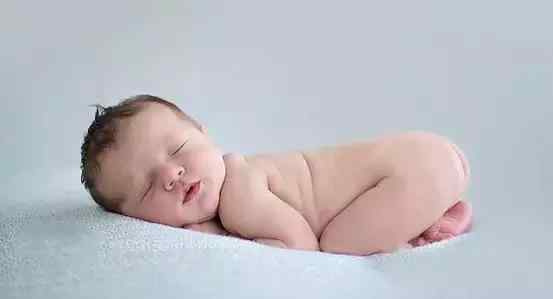 1岁半宝宝喜欢趴着睡 宝宝喜欢趴着睡觉，是好事还是坏事？