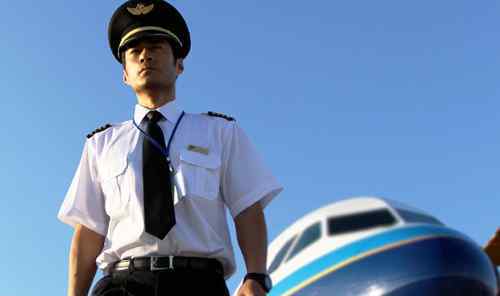 飞行员招聘 南航机长多少钱一个月？南航飞行员招聘条件