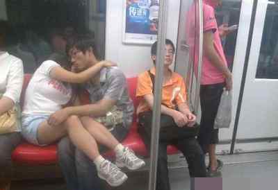 情侣地铁内亲吻磨蹭 实拍情侣地铁车厢里亲热，公共场合不雅行为不可取