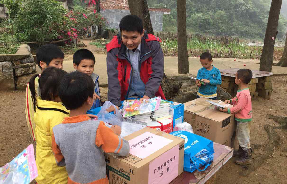 穷苦孩子可怜图片 如何资助贫困山区孩子？贫困山区孩子的生活图片