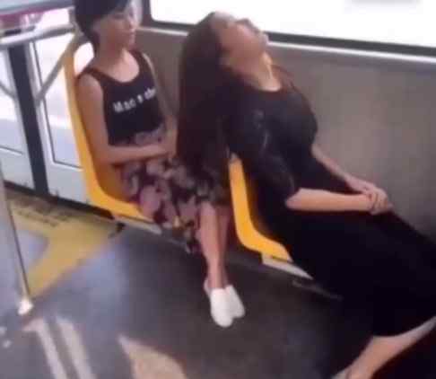 扬州公交mm 美女挤公交的尴尬一幕，睡着了从椅子上滚下