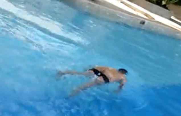 游泳裤男 男子跳水泳裤脱落图，跳水男泳裤爆裂了