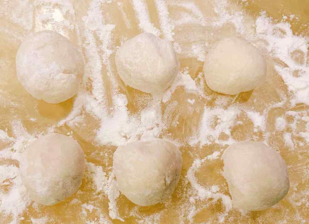 高筋面粉可以做饺子皮吗 做饺子皮时，最忌讳只放盐！多加1味，饺子皮又白又软，还更劲道
