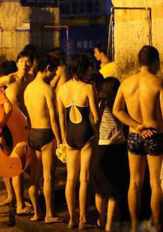 海滩浴场 深圳海滨浴场尴尬女人，深圳浴场哪里好玩？