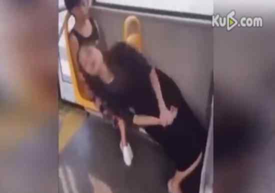 扬州公交mm 美女挤公交的尴尬一幕，睡着了从椅子上滚下