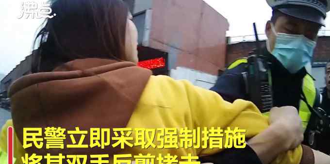 女子不戴头盔被拦 对着交警就是一巴掌 结局……