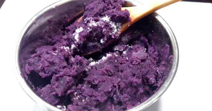 面粉和紫薯怎么做好吃 2个紫薯1碗面粉，教你在家做薄皮紫薯饼，外焦里甜超好吃！