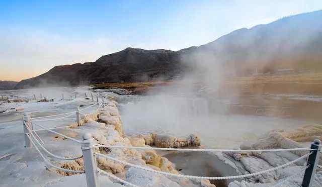 壶口瀑布冰凌 壶口瀑布再现冰凌素裹“彩虹戏水”景观，火遍全网！