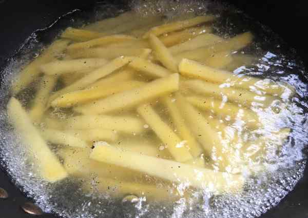 自制炸薯条的做法酥脆 自制炸薯条的做法：皮酥脆内里软糯，学会了在家随时吃随时炸