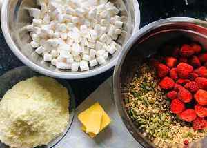 草莓牛 草莓牛轧糖最简单的做法，在家就能做，香甜可口，简单又好吃！