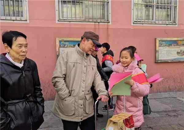 画年画 画年画、剪纸、相声……青岛中小学生“花式忙年”