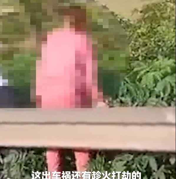 运鸡货车侧翻两女子竟用麻袋偷鸡 交警怒斥将其制止 到底是什么状况？