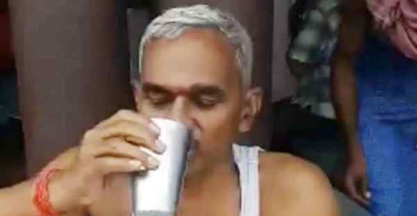 印度议员亲自示范喝牛尿预防新冠：最好早上空腹喝……