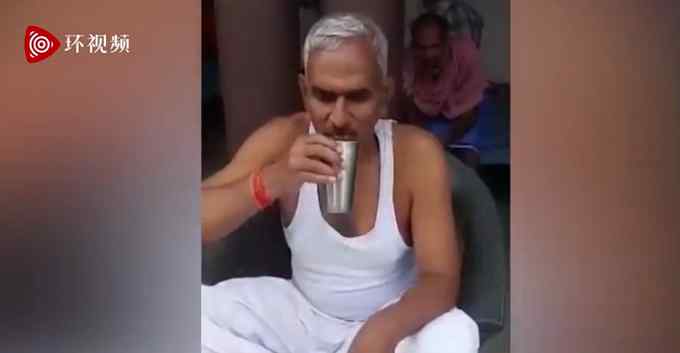印度政客称喝牛尿预防新冠 拍视频示范并当场喝下 登上网络热搜了！