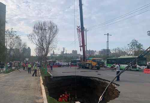 西安雁翔路塌陷，一女子坠坑身亡！官方通报 究竟发生了什么?