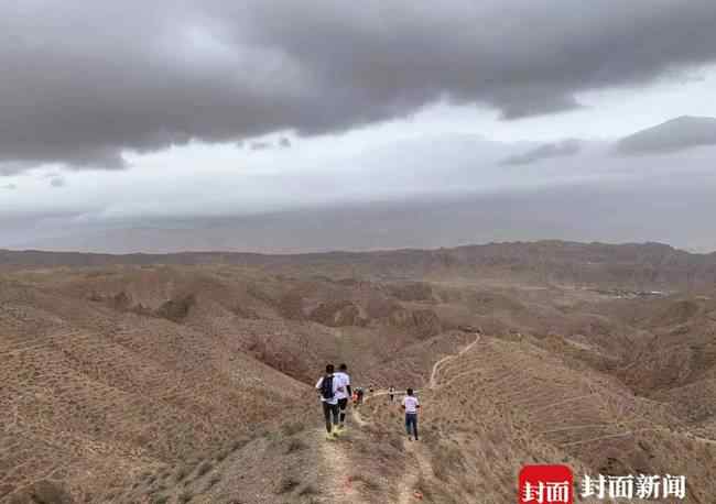 甘肃越野赛参赛者讲述救人细节 登上网络热搜了！