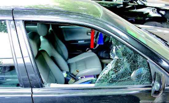 温州一女子车内割腕自杀 警察砸车窗救人
