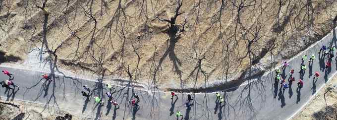 白银越野赛给跑圈按下“暂停键” 已有超过60场比赛延期或取消 到底什么情况呢？