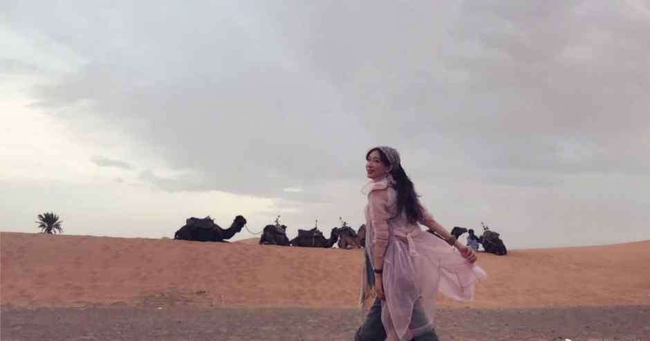 林志玲沙漠中骑骆驼 笑容甜美性感撩人