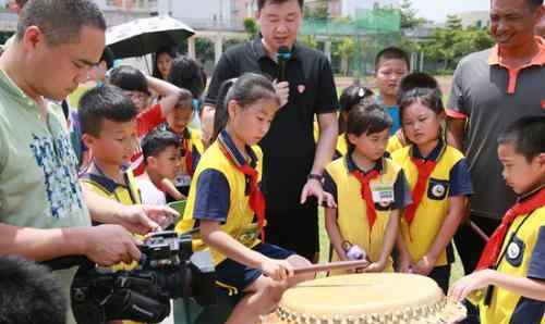 龙舟重回惠州校园:学生体验龙舟拔河感受团结精