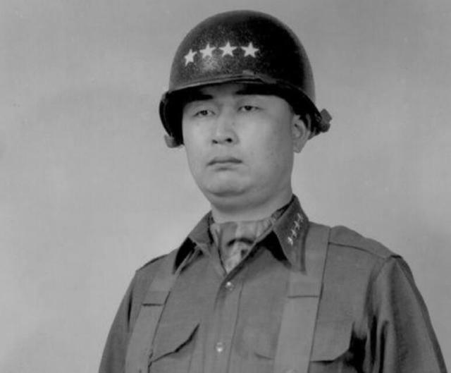 历任过师长和军长,且最终成了韩国第一位陆军大将的军事指挥官白善烨
