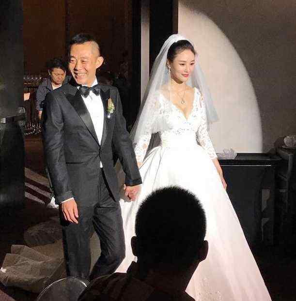 美娇妻 50岁演员侯勇顺利完成三婚，迎娶20多岁美娇妻，网友却说他是渣男