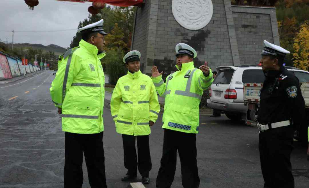 雷刚 【畅行吉林 交警同行】副支队长雷刚深入长白进一步督导检查“十一”假期后期交通安保工作