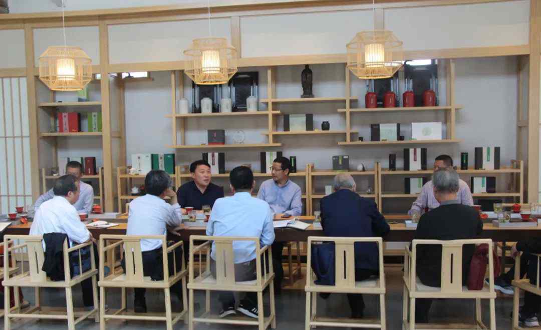 李世恩 市委党史研究院副院长李世恩带队到巨峰镇实地考察茶产业发展