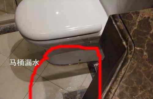 坐便器漏水怎么修视频 马桶底下漏水怎么修 达人教你找准原因及解决方法