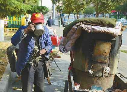 地瓜爷爷 济南山师东路北口有个“地瓜爷爷” 每晚露宿街头