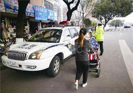 女子踩平衡车遛婴儿车 脚踩“风火轮”手推婴儿车 潮妈平衡车穿车流被处罚