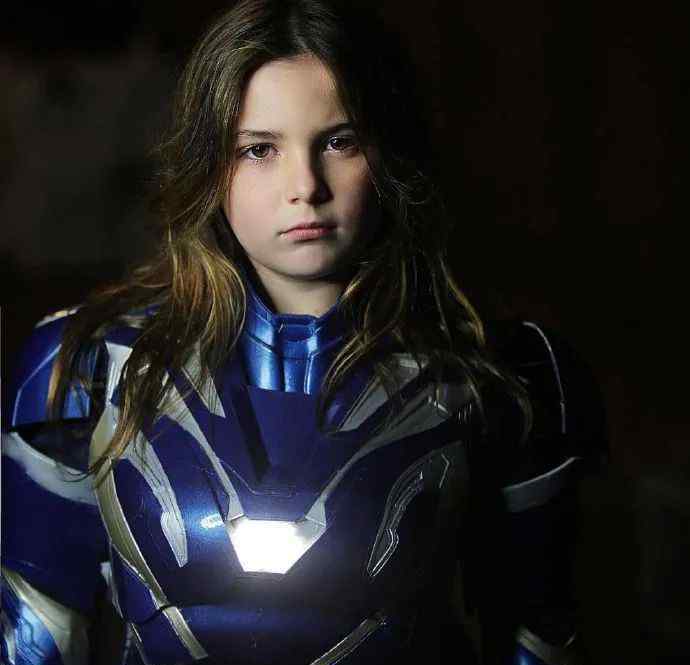 钢铁侠女儿 钢铁侠的女儿长大了，还穿上了父亲给母亲的盔甲