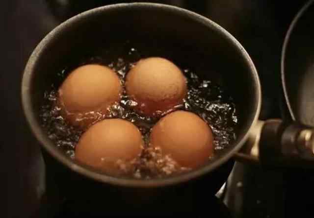 鸡蛋开锅后煮几分钟熟 鸡蛋煮多久最合适？原来做这些事都有技巧！