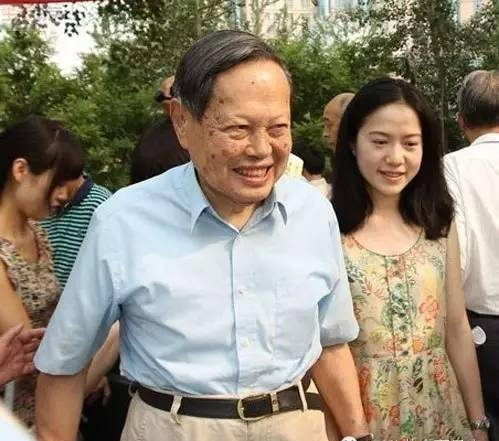 杨振宁老婆已40岁，网友吐槽：翁帆肯定没想到这样