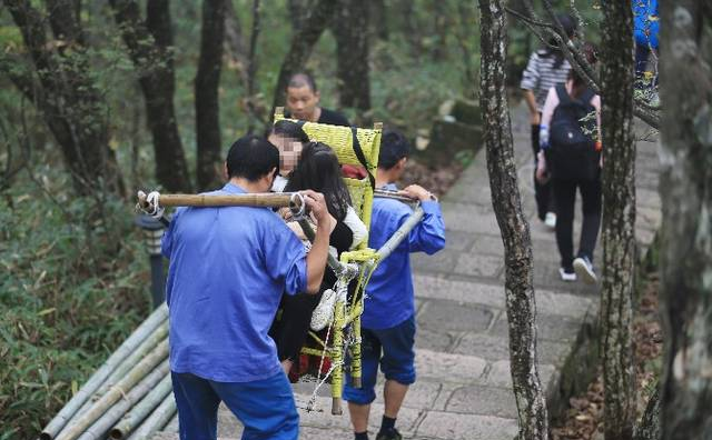 你在黄山旅游乘坐过滑竿吗？小编怎么感觉坐在滑竿中会有点怕怕的