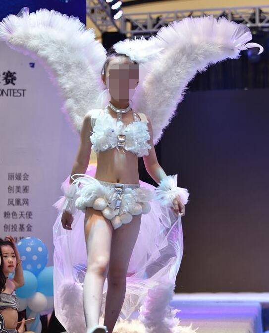 七八岁女孩穿比基尼走秀，儿童“性感秀”满足了谁的恶趣味？