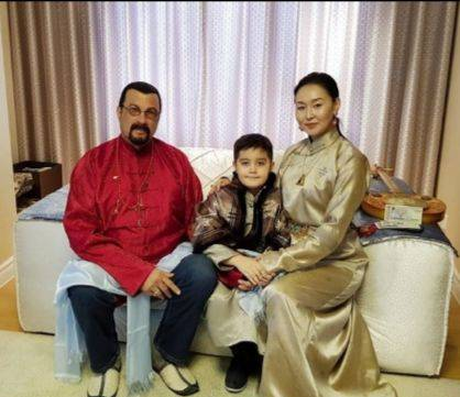 【达人】好莱坞巨星史蒂文·西格尔一家 在蒙古国欢度“查干萨日”