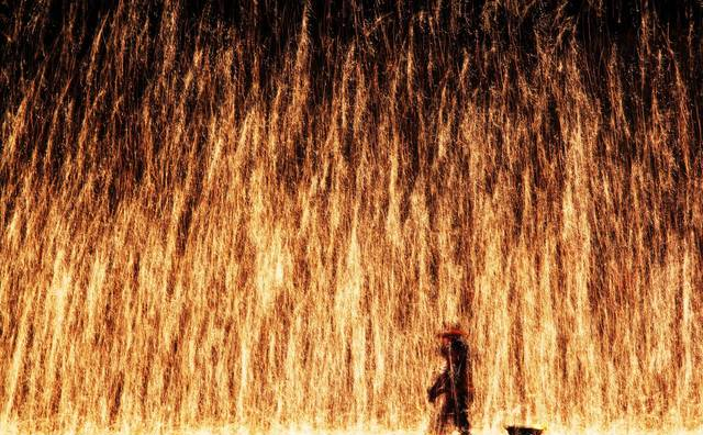 1600多度的铁水泼到墙上，火树银花迷倒数万观众，表演艺人一身伤