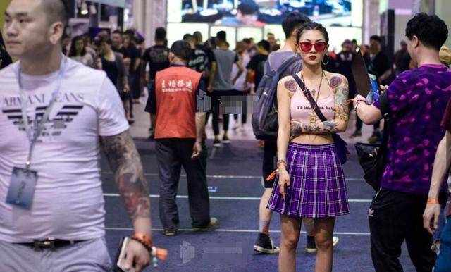 中国“纹身艺术节”：女孩子把身体纹成这样，真的好吗？