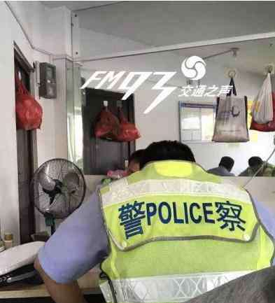 交警上班吃早饭 交警同志吃早餐“被怼”，人民警察不准吃早饭？